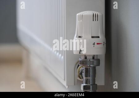 Nahaufnahme des vollständig geöffneten Heizkörperthermostats Stockfoto