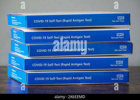 Covid-19 Selbsttest, Rapid Antigen Test Kit, NHS Selbsttest Kit Stockfoto