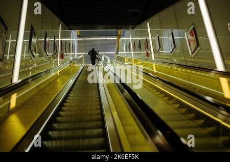 Canary Yellow-Farbgebung des Bahnhofs Canary Wharf auf der neuen Elizabeth Line, London, während der ersten Betriebswoche - Mai 2022. Stockfoto