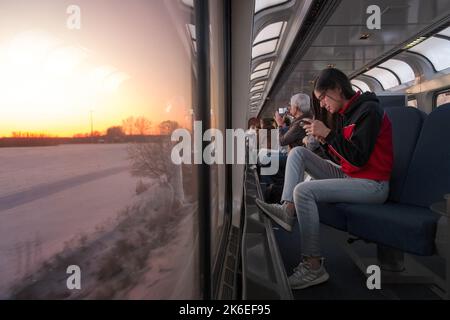 Amtrak Empire Builder, Mädchen, die mit einem Zug durch Wisconsin, USA, fährt, Beifahrersitz, Beobachtungswagen Stockfoto