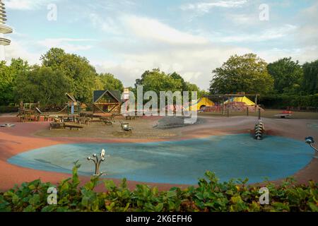 Kinderspielplatz im Garten 'Planten un Blomen' in Hamburg früh morgens im September oder Sommer Stockfoto