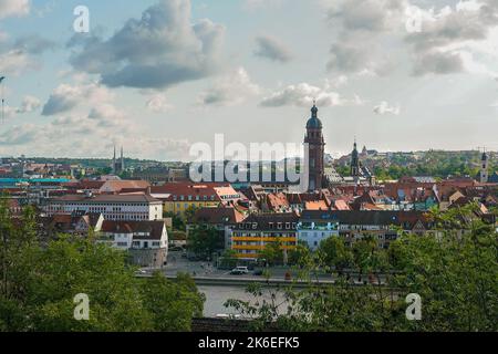 Panorama von Würzburg i September - Ineresting medieva=l Architektur der bayerischen Stadt am Main mit St. Johanneskirche (St. Johanniski Stockfoto