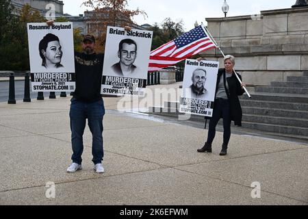 Washington, DC, USA. 13. Oktober 2022. 10/13/22 Capitol Hill Washington DC.Demonstranten warten vor dem Canon Bürogebäude, wo die Anhörung des Komitees vom 6.. Januar stattfindet. (Bild: © Christy Bowe/ZUMA Press Wire) Stockfoto