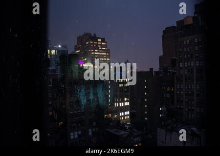 Manhattan Wolkenkratzer an einem düsteren, regnerischen Abend, New York City Stockfoto