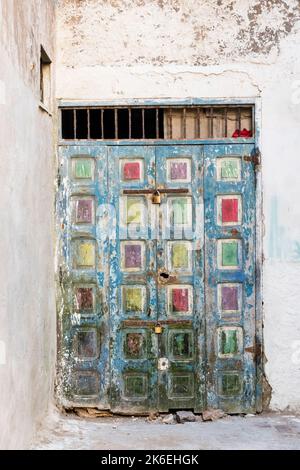 Mehrfarbige alte Holztür in der historischen Altstadt Medina, Essaouira, Marokko, Nordafrika Stockfoto