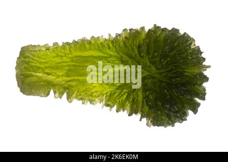 Makrofotografie eines hinterleuchteten Moldavit-Steins aus Tschechien auf weißem Hintergrund. Stockfoto