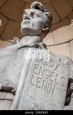 Arbeiter mit Marx, Engels und Lenin Buch in Warschau, Polen Stockfoto