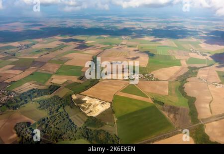 Französisches Dorf, Steinbruch und Landschaft Luftbild Stockfoto