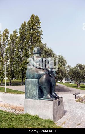 Maternidade (Mutterschaft) Statue des kolumbianischen Künstlers Fernando Botero im Parque Eduardo VII, Lissabon, Portugal Stockfoto