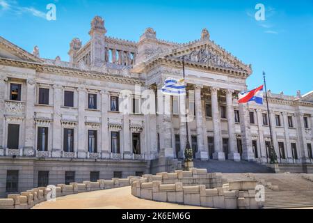 Parlament von Uruguay und nationale Flagge , Montevideo, Südamerika Stockfoto