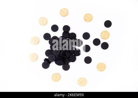 Medizin Pillen Grenze Hintergrund. Bunte Tabletten und Kapseln. Langer Stapel von verschiedenen Pillen bilden einen Rand Stockfoto
