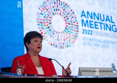 Washington, USA. 13. Oktober 2022. IWF-Geschäftsführerin Kristalina Georgieva spricht auf einer Pressekonferenz am 13. Oktober 2022 in Washington, DC, USA. Schwellenmärkte und Entwicklungsländer werden von einem stärkeren Dollar, hohen Kreditkosten und Kapitalabflüssen getroffen – ein dreifacher Schlag, der besonders für Länder mit einem hohen Schuldenstand hoch ist, sagte der Chef des Internationalen Währungsfonds (IWF) am Donnerstag. Quelle: Liu Jie/Xinhua/Alamy Live News Stockfoto