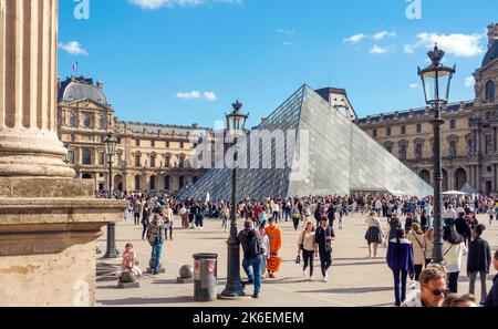 Menschen versammeln sich um die Louvre-Pyramide, Paris, Frankreich Stockfoto