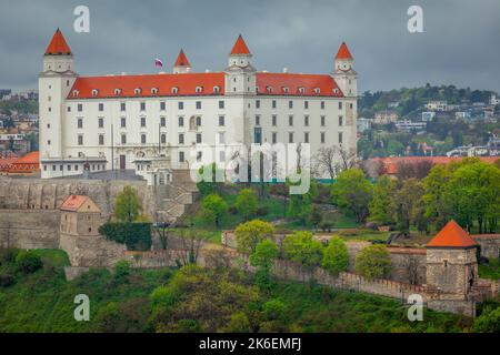 Panoramablick auf Bratislava mit der slowakischen Flagge, Osteuropa Stockfoto