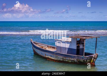 Porto Seguro Strand bei Sonnenuntergang mit Fischerboot-Trawler in BAHIA, Brasilien Stockfoto