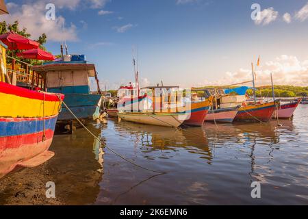 Bucht bei Sonnenuntergang mit Fischtrawler rustikalen Booten in Porto Seguro, BAHIA, Brasilien Stockfoto