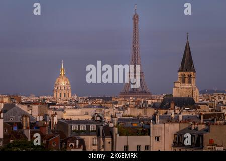 Eiffelturm und Les Invalides bei goldenem Sonnenaufgang, Stadtbild von Paris, Frankreich Stockfoto