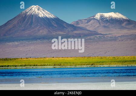 Licancabur Vulkanlandschaft und Spiegelung des Salzsees in der Atacama Wüste, Chile Stockfoto