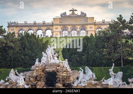 Gloriette-Pavillon und Neptunbrunnen im Schönbrunner Park, Wien, Österreich Stockfoto