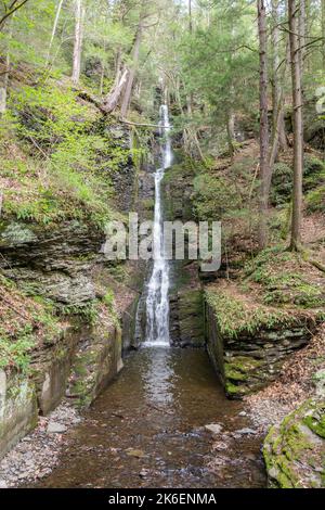 Silverthread Falls im Delaware Water Gap National Recreation Area, Pennsylvania. Er hat einen vertikalen Abfall von 24,3 m (80 ft). Stockfoto