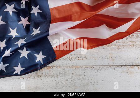 Patriotische Komposition für die Feiertage der Vereinigten Staaten Feier amerikanische Flagge auf altem hölzernen Hintergrund Stockfoto