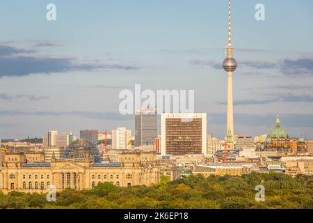 Skyline von Berlin über dem Tiergarten bei ruhigem Sonnenuntergang, Deutschland Stockfoto