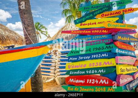 Bunte Kreuzungen Entfernungen zu verschiedenen Orten auf der ganzen Welt in Aruba Stockfoto