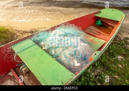 Fishermen Boot Vorbereitung der Netze für die Seefischerei in Florianopolis, Brasilien Stockfoto