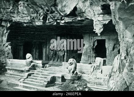 Die Bildunterschrift für dieses Bild von 1910 lautet: „Eingang zu einem der Grotto-Tempel auf der Insel Elephanta in Bombay [Indien]“. Elephanta Island, Hindi Gharapuri („Fortress City“), Insel im Hafen von Mumbai (Bombay) am Arabischen Meer, etwa 6 Meilen östlich von Mumbai. Die Grotte oder Höhlentempel sind meist dem Hindu-gott Shiva gewidmet. Stockfoto