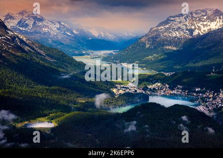 Celerina und Engadiner Seen, St. Moritz, Silvaplana und Maloja von Muottas Muragl Stockfoto