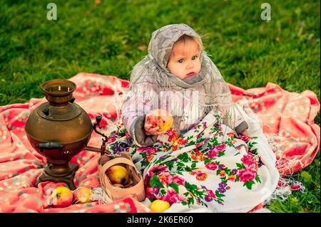 Mädchen in einem russischen Kostüm. Kleines Mädchen in traditioneller russischer Volkstracht. Stockfoto