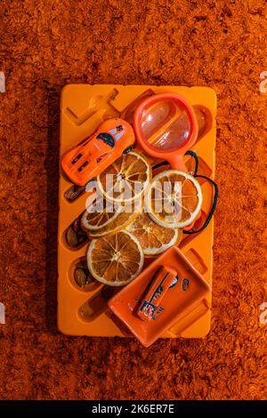Mandarin orange Segmente auf dem Teller mit orange isoliert Stockfoto