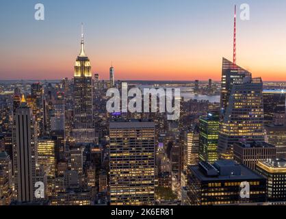 New York Downtown von Top of the Rock bei Sonnenuntergang Stockfoto