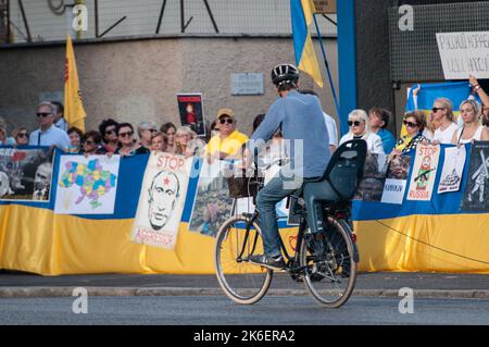 Rom, Italien. 10. Oktober 2022. Ukrainische Bürger demonstrieren in der Nähe der Botschaft der Russischen Föderation gegen den Krieg in der Ukraine. (Foto: Andrea Ronchini/Pacific Press) Quelle: Pacific Press Media Production Corp./Alamy Live News Stockfoto