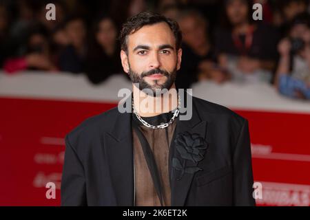 13. Oktober 2022, Rom, Italien: Der italienische Sänger Marco Mengoni besucht den roten Teppich des Films ''Il ColibrÃ¬'' während der Eröffnung des Rome Film Fest 2022, am 13. Oktober 2022 (Bildquelle: © Matteo Nardone/Pacific Press via ZUMA Press Wire) Stockfoto