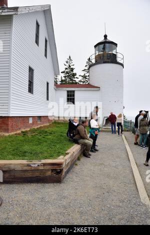 Acadia National Park, Maine, USA. Besucher und Touristen an der Bass Harbor Head Light Station. Der Leuchtturm wurde 1858 erbaut. Stockfoto