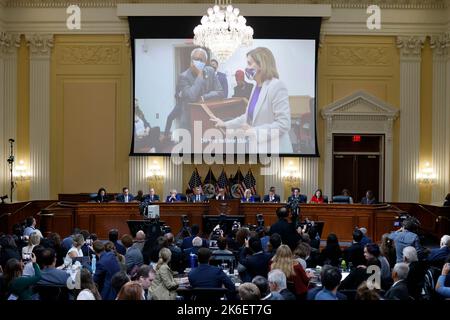 Die Sprecherin des Repräsentantenhauses der Vereinigten Staaten, Nancy Pelosi (Demokratin von Kalifornien), ruft aus: 'Glauben Sie das?' Als sie hört, dass Mitglieder des US-Kongresses, die immer noch in der Kammer des US-Repräsentantenhauses gefangen waren, Gasmasken aufziehen, um sich auf einen Bruch der Kammer durch Randalierer vorzubereiten, während sie am 6. Januar 2021 an einem sicheren Ort festgehalten wurde, In einem Video, das vom US House Select Committee zur Untersuchung des Angriffs auf das US-Kapitol vom 6. Januar während der öffentlichen Anhörung des Komitees auf dem Capitol Hill in Washington, USA, am 13. Oktober 2022 gezeigt wurde. James Clyburn (Demokrat von Stockfoto