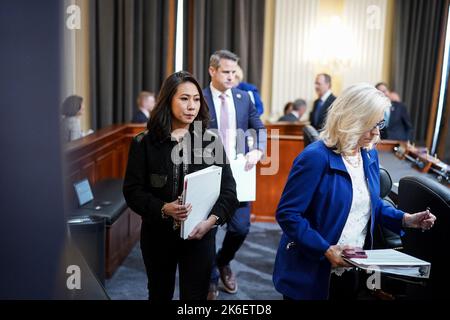 Washington, DC, USA. 13. Oktober 2022. Die US-amerikanische Vertreterin Stephanie Murphy (Demokratin von Florida), links, die US-Vertreterin Liz Cheney (Republikanerin von Wyoming), die stellvertretende Vorsitzende des US-Repräsentantenhauses zur Untersuchung des Angriffs auf das US-Kapitol vom 6.. Januar, rechts, der US-Repräsentant Adam Kinzinger (Republikaner von Illinois), Das Center und der Rest des Repräsentantenhauses wählen Ausschuss, der den Angriff auf die USA vom 6. Januar untersucht Capitol kommt am Donnerstag, dem 13. Oktober 2022, zu einer Anhörung auf dem Capitol Hill in Washington, DC. Quelle: Jabin Botsford/Pool Via Cnp/Media Punch/Alamy Live News Stockfoto