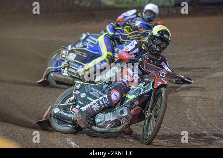 Tom Brennan (Gelb) führt Kyle Howarth (Blau) und Matej Zagar (Weiß) während des Grand Final 2. der SGB Premiership zwischen Sheffield Tigers und Belle Vue Aces am Donnerstag, den 13.. Oktober 2022 im Owlerton Stadium, Sheffield. (Kredit: Ian Charles | MI News) Stockfoto