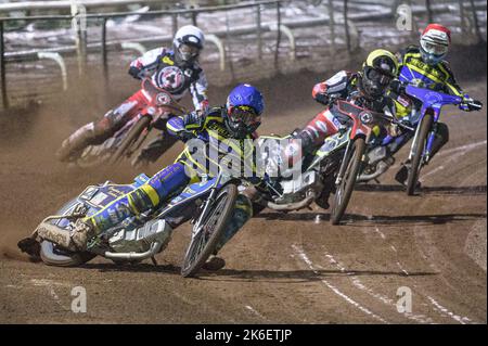 Kyle Howarth (Blau) führt Tom Brennan (Gelb) Brady Kurtz (Weiß) und Adam Ellis (Rot) während des Grand Final 2. der SGB Premiership zwischen Sheffield Tigers und Belle Vue Aces am Donnerstag, dem 13.. Oktober 2022, im Owlerton Stadium in Sheffield an. (Kredit: Ian Charles | MI News) Stockfoto