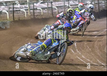 Kyle Howarth (Blau) führt Tom Brennan (Gelb) Brady Kurtz (Weiß) und Adam Ellis (Rot) während des Grand Final 2. der SGB Premiership zwischen Sheffield Tigers und Belle Vue Aces am Donnerstag, dem 13.. Oktober 2022, im Owlerton Stadium in Sheffield an. (Kredit: Ian Charles | MI News) Stockfoto