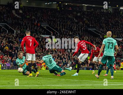 Manchester, Großbritannien. 14. Oktober 2022. Scott McTominay (4. L) von Manchester United erzielt das Siegertor während des UEFA Europa League Group E-Spiels zwischen Manchester United und dem Omonia FC am 13. Oktober 2022 in Manchester, Großbritannien. Quelle: Xinhua/Alamy Live News Stockfoto