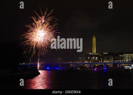 Feuerwerk erleuchtet den Washington Channel und die Southwest Waterfront. Stockfoto