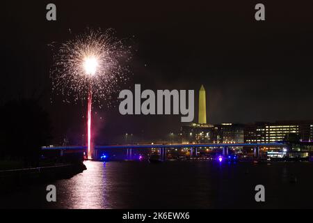 Feuerwerk erleuchtet den Washington Channel und die Southwest Waterfront. Stockfoto