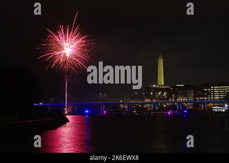 Feuerwerk erleuchtet den Washington Channel und die Southwest Waterfront. Stockfoto