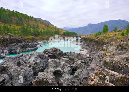 Stromschnellen von Orocto am Katuni River. Felsige Ufer eines Gebirgsflusses mit smaragdgrünem Wasser. Altai-Republik, Sibirien, Russland, 2022 Stockfoto