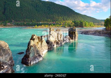 Dragon Teeth rockt auf Katun. Scharfe dreieckige Felsen im Bett eines Bergflusses mit smaragdfarbenem Wasser. Altai-Republik, Sibirien, Russland, 2022 Stockfoto