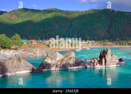 Dragon Teeth rockt auf Katun. Scharfe dreieckige Felsen im Bett eines Bergflusses mit smaragdfarbenem Wasser. Altai-Republik, Sibirien, Russland, 2022 Stockfoto