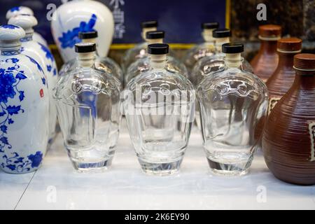 Haufen nagelneuer leerer Glasweinflaschen Stockfoto