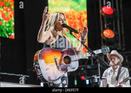 Sheryl Crow tritt bei Farm Aid in Raleigh, NC, auf Stockfoto